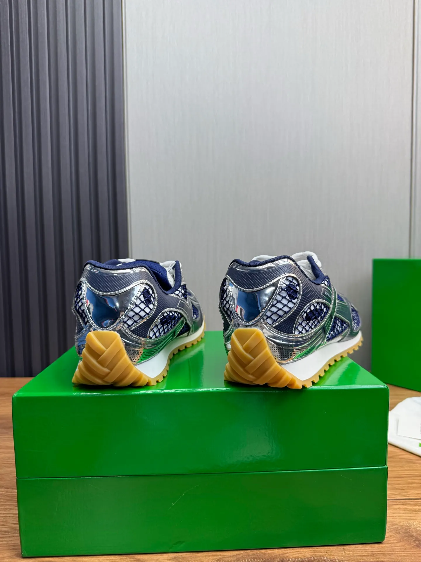 Men's men's shoes 💰620💰 BV top version 𝘽𝙊𝙏𝙏𝙀𝙂𝘼 𝙑𝙀𝙉𝙀𝙏𝘼 Orbit sneakers Wang Yibo same style couple style dad shoes 🩷💚 Runner sneakers, made of lightweight technical mesh fabric. Features a geometric patterned rubber outsole. Pay attention to the package craftsmanship ❕ High version shipping ❗️ Very nice, durable to play with and durable to make ✔️ Standard version 💯💯 The outsole is made of color-blocked TPU outsole. Women’s model 35-41 (40 41 customized) Men’s model 39-46 (45.46 customized) Equipped with original packaging
